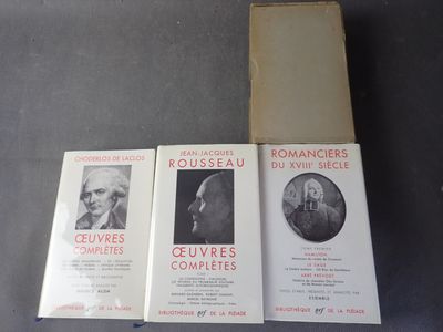 trois livres sont posés sur une table les uns à côté des autres