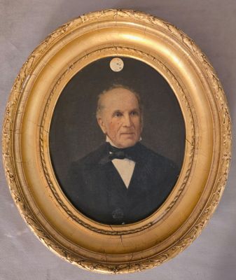 portrait d'un homme en smoking dans un cadre doré