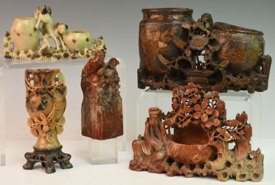 de nombreux vases de toutes sortes exposés sur une table