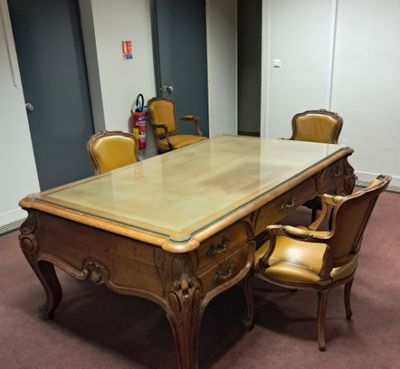 Large bureau plat et double faces en bois mouluré et sculpté