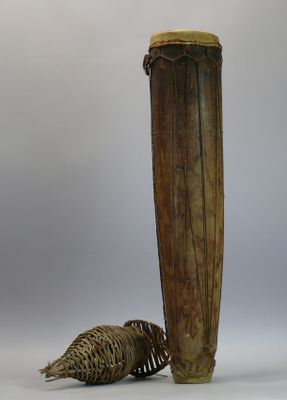 Grand tambour à membrane au fût cylindrique en bois léger à …