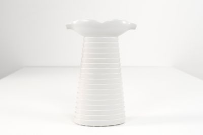 un vase blanc posé sur une table blanche