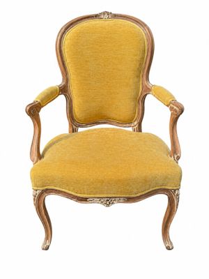 une chaise jaune sur fond blanc, avec un fond blanc