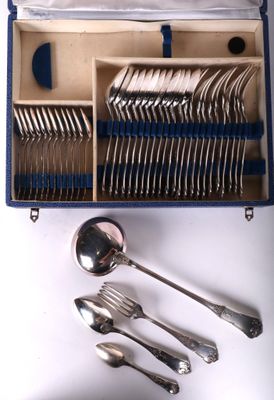 des couverts dans un coffret bleu muni de poignées bleues et contenant des cuillères