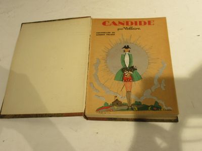 un livre sur lequel figure la photo d'un homme vêtu d'un manteau vert et d'un chapeau