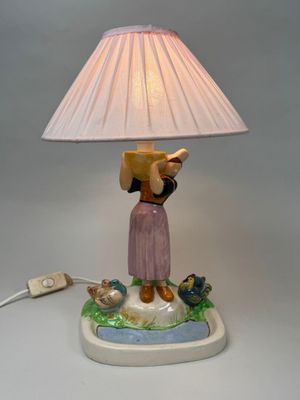 une lampe posée sur une table sur laquelle se trouve une lampe