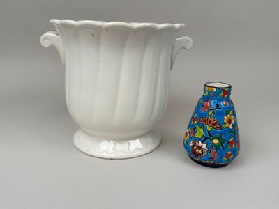 un vase blanc et un vase bleu posés sur une table