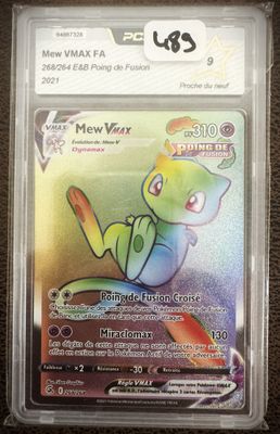 gros plan d'une carte pokemon dans un étui en plastique
