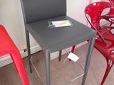 deux chaises rouges et une table grise dans une pièce