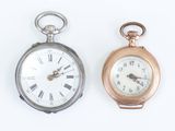 deux types différents de montres de poche ornées de chiffres romains