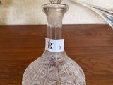 une photo d'une bouteille en verre transparent posée sur une table en bois