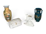 trois vases placés l'un à côté de l'autre