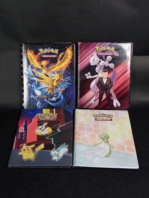 deux boîtiers de DVD avec des jaquettes des films Pokémon sur fond noir