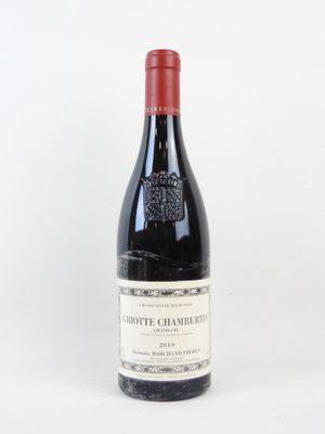 la bouteille de vin est posée sur une surface blanche