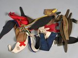 de nombreuses paires de chaussures qui traînent par terre