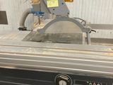 gros plan d'une machine posée sur une table