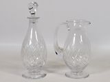 deux vases en verre transparent posés l'un à côté de l'autre sur une surface blanche