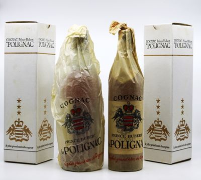 trois bouteilles d'alcool posées les unes à côté des autres sur une surface blanche