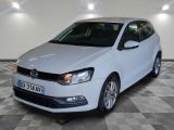 la volkswagen polo blanche est garée sur un carrelage à carreaux