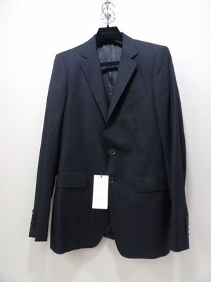 le costume est suspendu à un cintre accroché au mur
