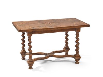 PETITE TABLE de forme rectangulaire en noyer sculpté. Le pla…