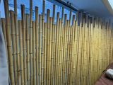 une chambre avec un lit et un rideau en bambou