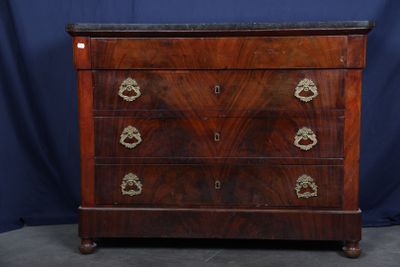 une commode ancienne avec un dessus en marbre et des poignées en laiton