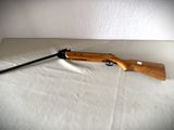 le fusil est posé sur la table, prêt à être utilisé