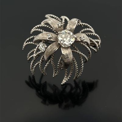 Gros plan sur une bague en argent ornée d'une fleur