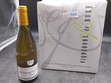 une bouteille de vin à côté d'un carton de vin