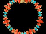 un bracelet orange et turquoise rehaussé de touches dorées