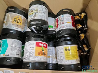 une caisse remplie de fûts de bière posée sur une table