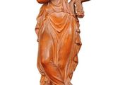 l'image d'une statue de femme tenant une fleur
