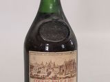 une bouteille de vin posée sur une table