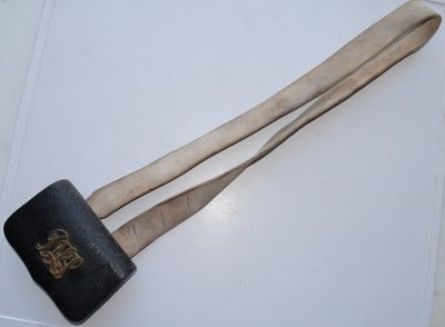 une paire de baguettes en bois posées sur une surface blanche