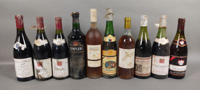plusieurs bouteilles de vin sont alignées sur une table