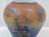 un vase sur lequel des oiseaux virevoltent, sur un fond blanc