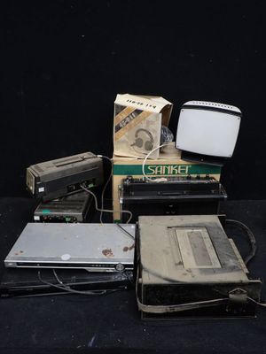 un grand nombre d'appareils électroniques posés sur une table