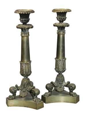 paire de bougeoirs anciens en laiton, avec des têtes de lion sur les socles