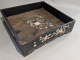 une petite boîte en bois ornée d'un motif floral