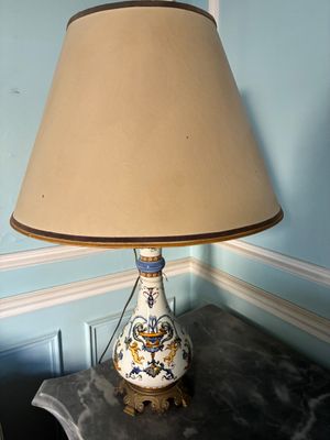une lampe posée sur une table dans une pièce