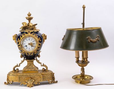 deux horloges placées l'une à côté de l'autre sur une table