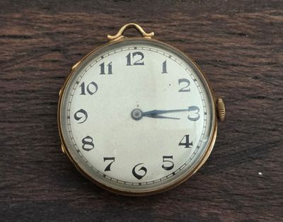 MONTRE à monture en or jaune 750/1000 et décor de fleurs éma…