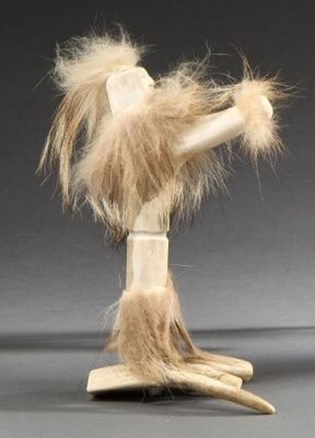 une image représentant une poupée en bois aux longs cheveux