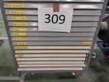 une armoire métallique portant un numéro, dans un entrepôt