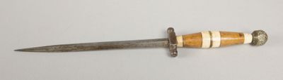 Petite dague de fabrication récente à lame losangique. Fusée…