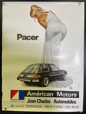 affiche représentant une femme appuyée contre une voiture devant une publicité pour American Motors