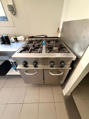 une cuisinière argentée à deux feux au milieu d'une cuisine