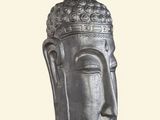 une image représentant une statue représentant une tête de Bouddha sur fond blanc