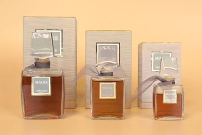 trois flacons de parfum posés les uns à côté des autres sur une table